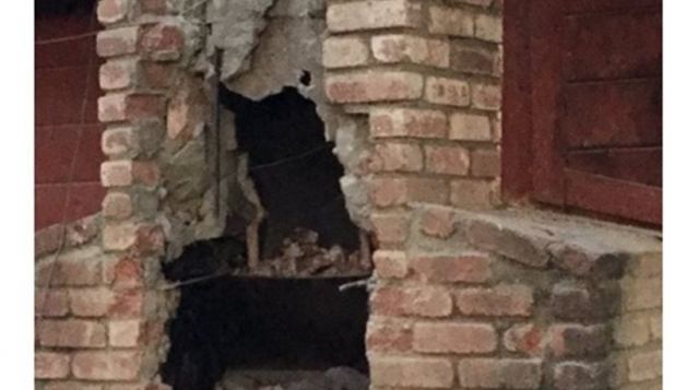 Απίστευτο: Άναψαν το τζάκι και... έκαψαν τον κλέφτη!