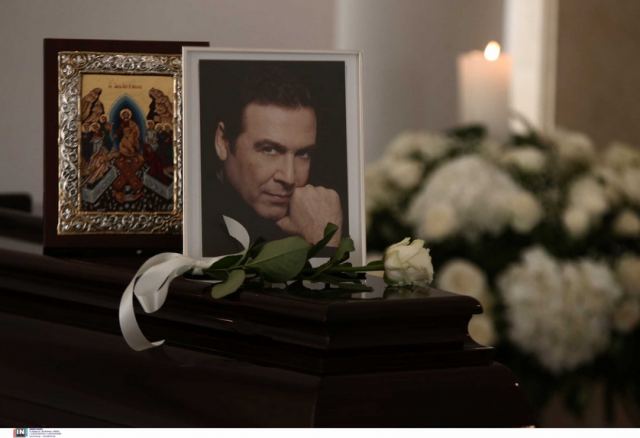 Κηδεία Τόλη Βοσκόπουλου: Τελευταίο αντίο στον «πρίγκιπα» του λαϊκού τραγουδιού