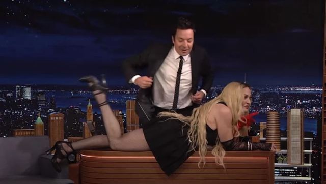Νέο σόου από τη Μαντόνα: Ξάπλωσε στο γραφείο του Τζίμι Φάλον και έδειξε τα εσώρουχά της [Βίντεο]