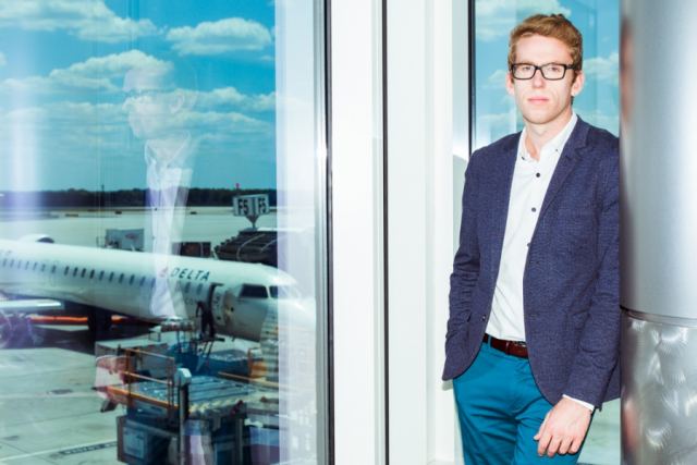 Ο «άστεγος» που ταξιδεύει όλο τον κόσμο στην Α' θέση