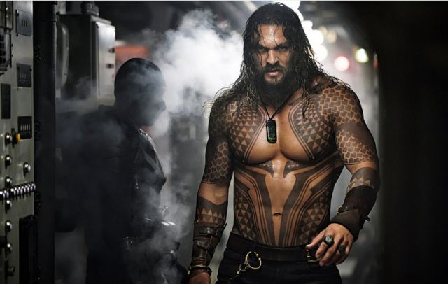 O Τζέισον Μομόα θρηνεί τους … χαμένους κοιλιακούς του - 