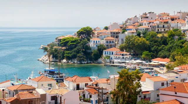 Πέθανε ο ηθοποιός του Χόλιγουντ και επίτιμος δημότης της Σκιάθου, Ρίτσαρντ Ρομάνους – Σήμερα η κηδεία του στο νησί