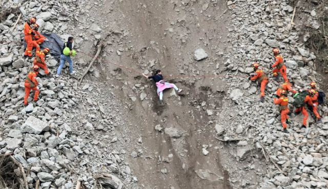 Κίνα - Σεισμός: Συνεργεία ανοίγουν δρόμους προς το επίκεντρο της δόνησης στη Σετσουάν