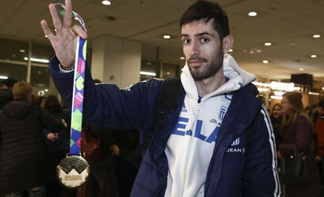 Ο Τεντόγλου επέστρεψε με το χρυσό μετάλλιο στην Ελλάδα: «Είσαι ο Μίλτος της καρδιάς μας»