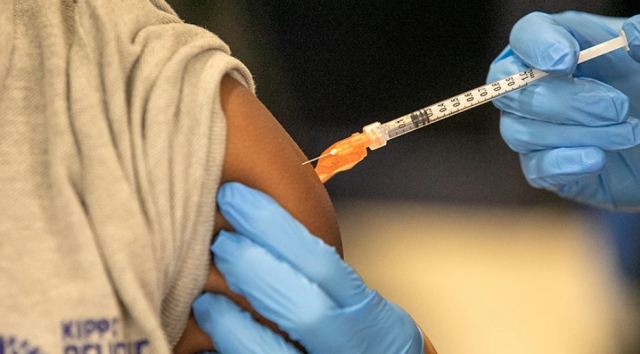 Κορωνοϊός - Γκάγκα: Αναμνηστική δόση σε όλους το φθινόπωρο