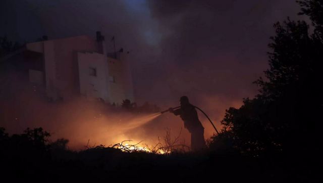 Φωτιά στην Πεντέλη: «Με το ζόρι βγάλαμε την 8 μηνών έγκυο κόρη μου από το σπίτι»