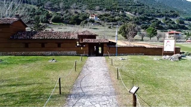 Σαν σήμερα ο Οδυσσέας Ανδρούτσος κατατροπώνει τον Ομέρ Βρυώνη στο Χάνι της Γραβιάς!