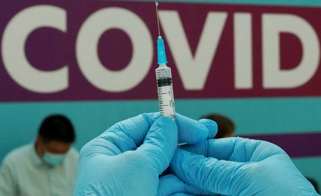 Κορωνοϊός - Εμβόλια κατά της μετάλλαξης Όμικρον: Έρχονται οι επικαιροποιημένες δόσεις για το φθινόπωρο