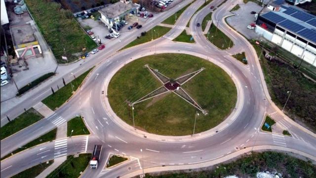 Η «πυξίδα» στην είσοδο της Λαμίας και η Ευχή του Φάνη Σπανού