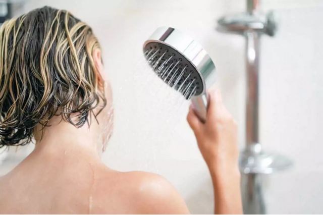 Κρύο ντους και τι ισχύει με το αδυνάτισμα και την ψυχική υγεία