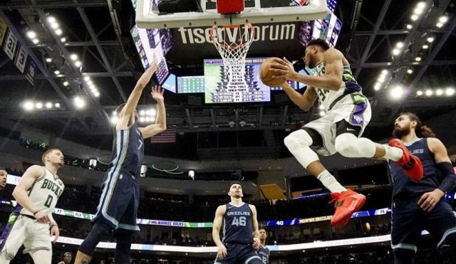 NBA: Σούπερ Γιάννης και επιστροφή στις επιτυχίες για τους Μπακς κόντρα στους Γκρίζλις