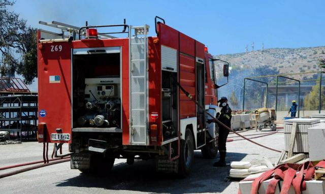 Φωτιά στην Καλλιθέα σε δασύλλιο - Δυνάμεις της πυροσβεστικής στο σημείο