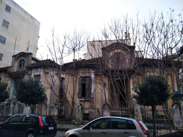 Λάρισα: Μέσα στα «δίδυμα σπίτια» – Δείτε τα στολίδια που ρήμαξαν στο πέρασμα των δεκαετιών