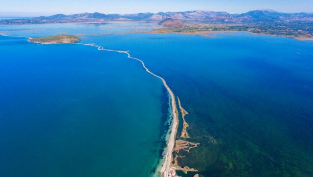 Η ελληνική διαδρομή που μαγεύει - Ένας δρόμος σαν να αιωρείται πάνω στο νερό
