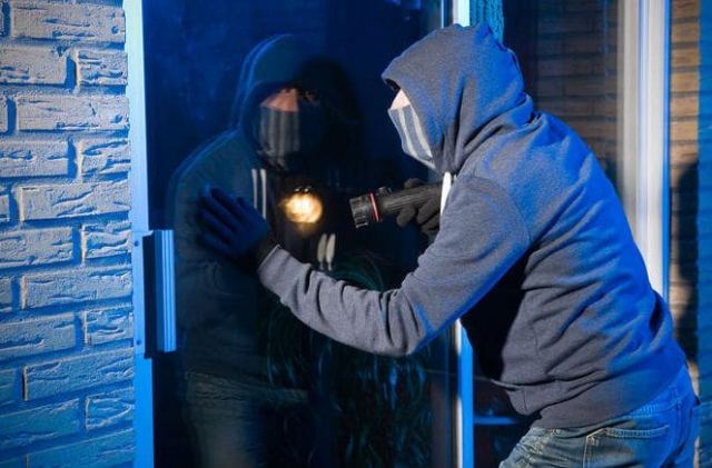 Οι ληστές «μπούκαραν» στο σπίτι και μέσα ήταν μόνο το παιδί