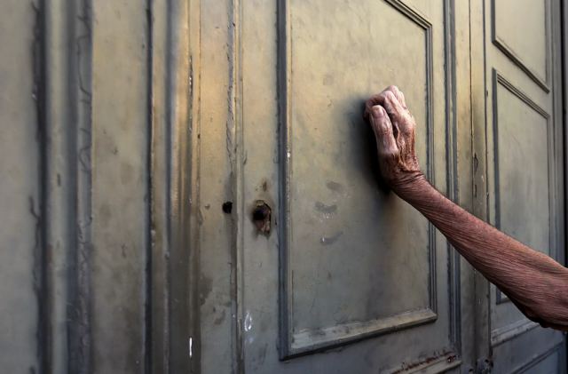 80χρονη καταδικάστηκε γιατί έδειρε τον 90χρονο σύζυγό της για μια μπουκιά ψωμί