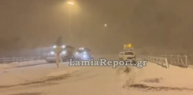 Συνεχίζει να πέφτει χιόνι στον κόμβο του Μαρτίνου - ΒΙΝΤΕΟ