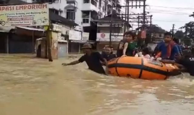 Ινδία: Φονικές πλημμύρες και κατολισθήσεις - Δεκάδες νεκροί και βυθισμένα χωριά