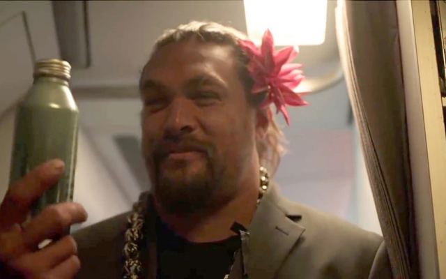 Τζέισον Μομόα: Έγινε αεροσυνοδός και άφησε άφωνους του επιβάτες