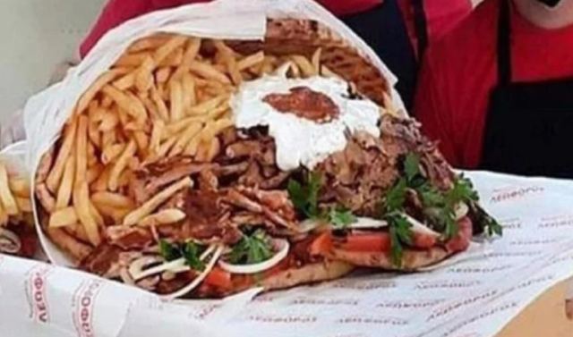 Σουβλατζίδικο προσφέρει πιτόγυρο «ανθοδέσμη» βάρους 8,5 κιλών για τον Άγιο Βαλεντίνο!