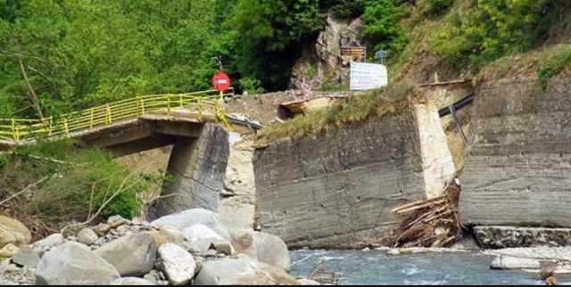 Φτιάχνουν τη γέφυρα του 'Ιναχου στη δυτική Φθιώτιδα (ΒΙΝΤΕΟ)