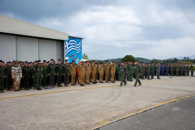 «Τίγρεις» σε στάση προσοχής σε άσκηση του ΝΑΤΟ και... γλέντι στα social media - Οι εικόνες που έγιναν viral