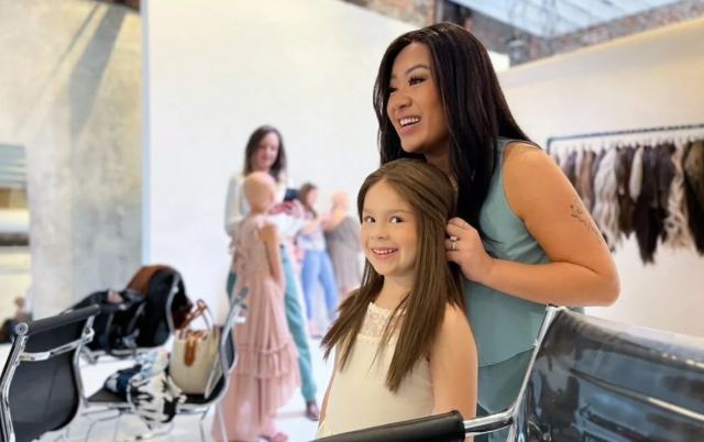 Η στιγμή που μια 10χρονη με αλωπεκία φορά περούκα για πρώτη φορά: «Αντίδραση ανεκτίμητη!»