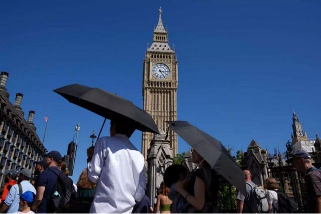 Καύσωνας «λιώνει» τη Βρετανία – Περιορίζουν το νερό και τις πωλήσεις των μπάρμπεκιου μιας χρήσης