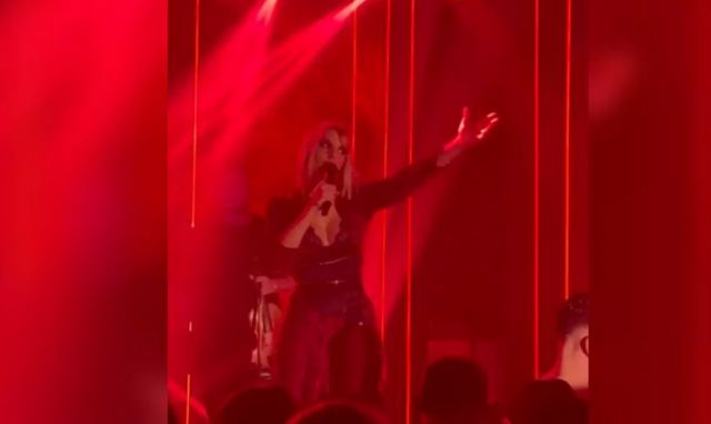 Θαμώνας πέταξε αντικείμενο στο πρόσωπο της Λιόλιου: «Ποιος το πέταξε; Παρακαλείται να περάσει έξω» (ΒΙΝΤΕΟ)