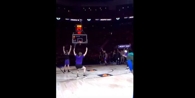 ΝΒΑ: Οπαδός των Μιλγουόκι Μπακς ευστοχεί από το κέντρο και κερδίζει 10.000 δολάρια! (ΒΙΝΤΕΟ)