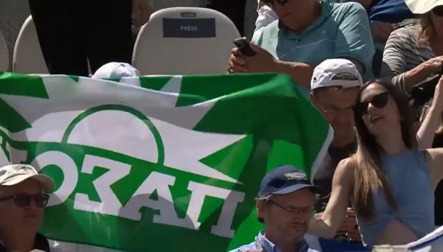 Τσιτσιπάς: Πήρε το 2ο σετ και ένας Έλληνας πανηγύρισε με... σημαία ΠΑΣΟΚ!