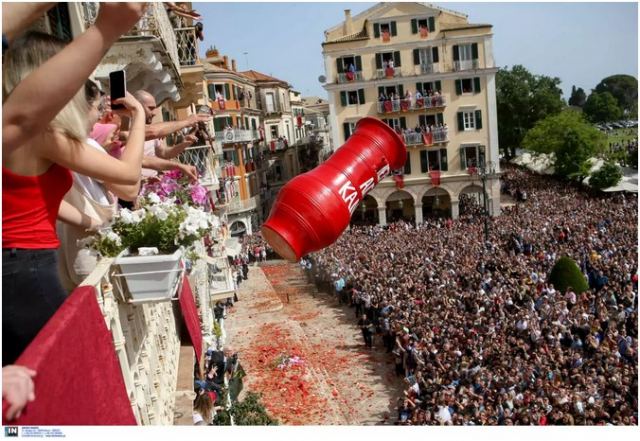 Εντυπωσιακό και φέτος το έθιμο με το σπάσιμο των μπότηδων στην Κέρκυρα - Το παρακολούθησαν χιλιάδες επισκέπτες