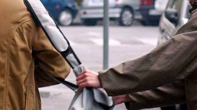 Της έκλεψαν την τσάντα μόλις κατέβηκε από το λεωφορείο