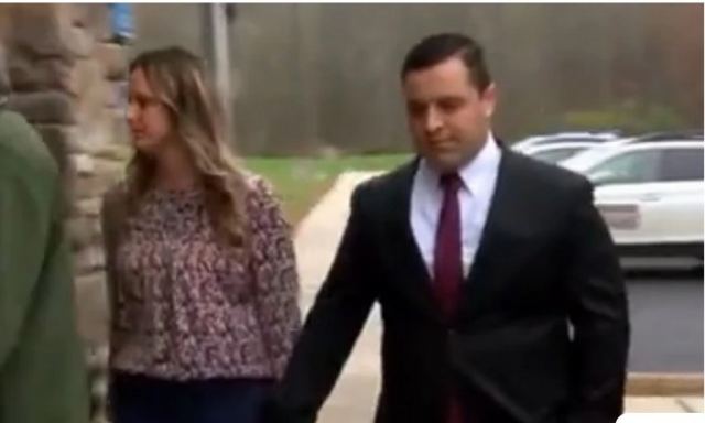 Λίγο πριν τον γάμο τον «τσάκωσε» με την παράνυμφο και τώρα είναι στο πλευρό του στη δίκη του για σεξουαλική επίθεση