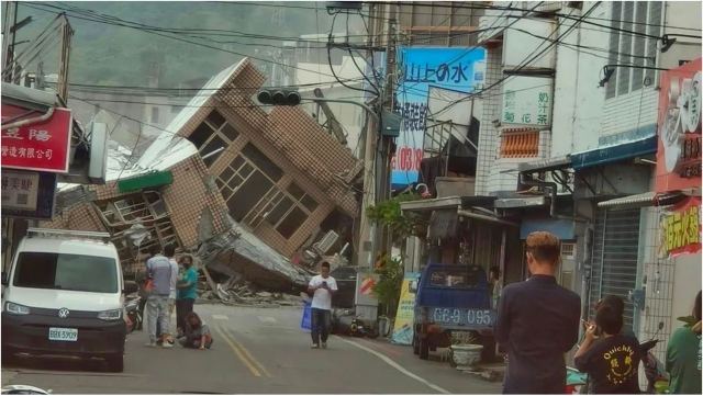 Ισχυρός σεισμός 7,2 Ρίχτερ στην Ταϊβάν - Κατέρρευσαν σπίτια, δρόμοι κόπηκαν στα δυο - Δείτε συγκλονιστικά βίντεο
