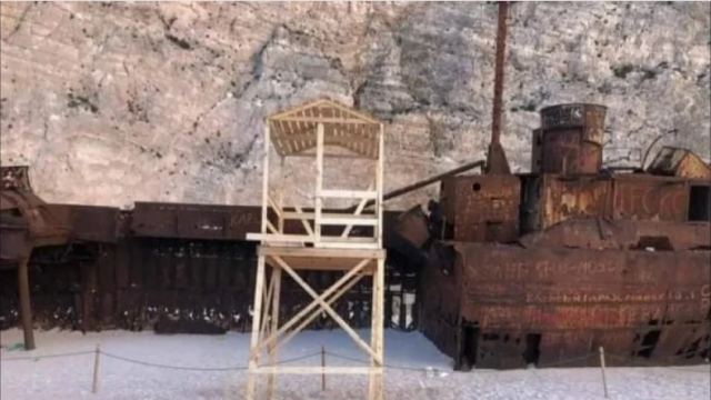 Ζάκυνθος: Έστησαν πύργο ναυαγοσώστη μπροστά στο «Ναυάγιο»