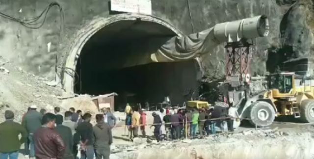 Ινδία: Παραμένουν εγκλωβισμένοι οι 40 εργάτες μετά την κατάρρευση σήραγγας