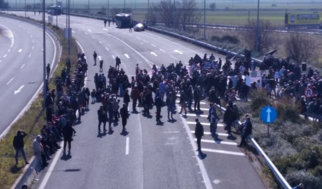 Αγρότες: Σε συμβολικό αποκλεισμό της εθνικής οδού στη Λάρισα (ΒΙΝΤΕΟ-ΦΩΤΟ)