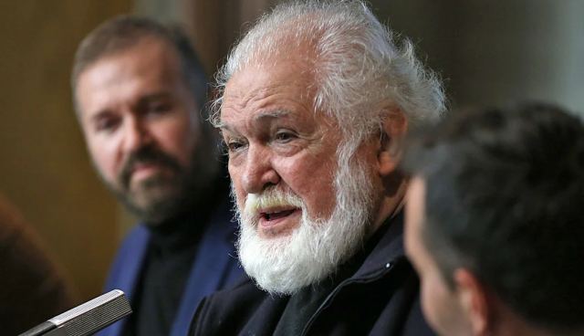 Κώστας Καζάκος: Η «πόρτα» στο Πανεπιστήμιο, η συνάντηση με Κουν και ο έρωτας με την Καρέζη