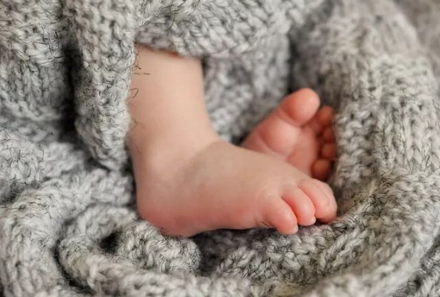 Βρήκαν και διέσωσαν νεογέννητο που εγκαταλείφθηκε σε δάσος - Είχε ακόμη τον ομφάλιο λώρο πάνω του