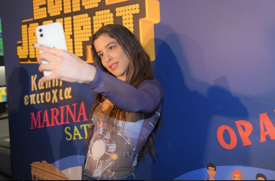 Βύρωνας: Talk of the town η Μαρίνα Σάττι σε κατάστημα ΟΠΑΠ