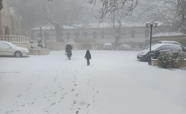 Με χιόνι πήγαν να προσκυνήσουν στη Μονή Δαμάστας