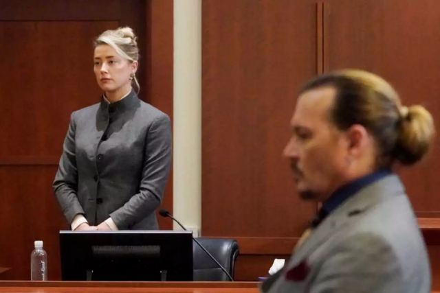 Άμπερ Χερντ: Δεν ήταν δικά μου τα περιττώματα, ο σκύλος είχε φάει τη μαριχουάνα του Ντεπ