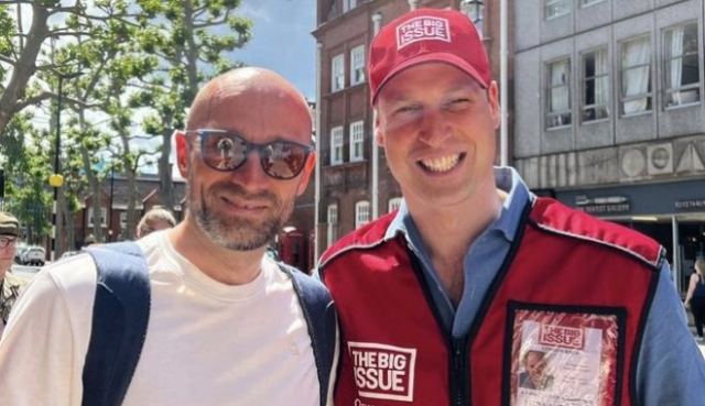 Ο Πρίγκιπας Ουίλιαμ πούλησε το περιοδικό των αστέγων στους δρόμους του Λονδίνου