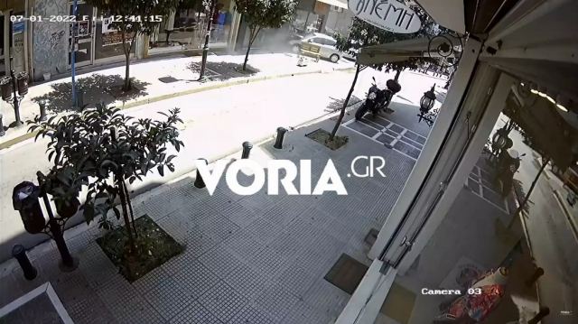 Θεσσαλονίκη: Τροχαίο στην Πολίχνη - Αυτοκίνητο «καρφώθηκε» σε βιτρίνα