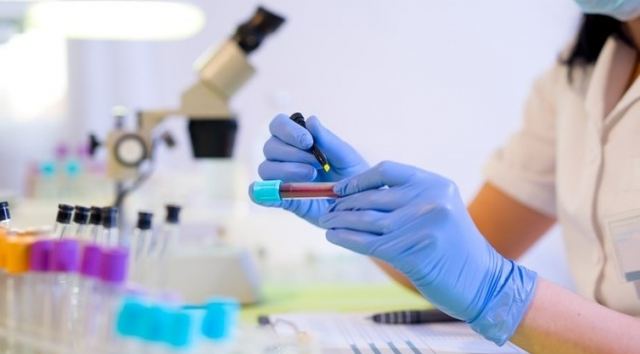 Πώς ένα τεστ αίματος εντοπίζει τα συμπτώματα του Πάρκινσον έως και 7 χρόνια πριν εμφανιστούν