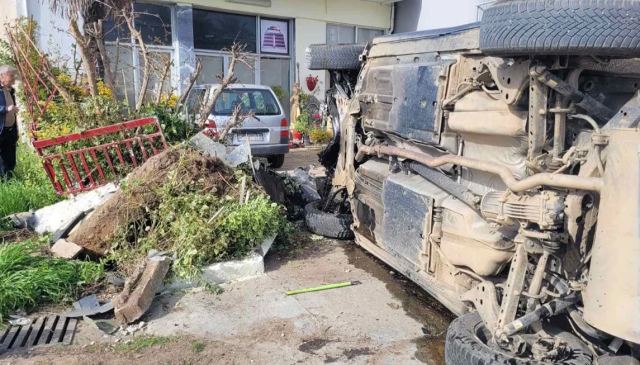 Τραγωδία στη Βέροια: ΙΧ έπεσε σε στάση λεωφορείου, νεκρές μια 68χρονη και μια 21χρονη