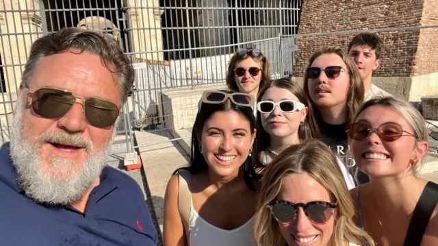 Ράσελ Κρόου: Ο «Μονομάχος» πήγε με τα παιδιά του «στο παλιό του γραφείο»