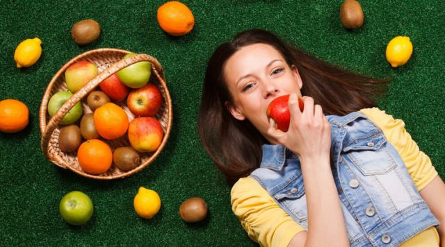 Το τραγανό φρούτο που ρίχνει την πίεση και βοηθά στο αδυνάτισμα