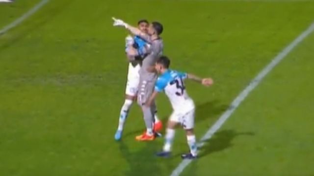 Τερματοφύλακας έκανε άσεμνες χειρονομίες σε οπαδούς στην Αργεντινή και κατηγορείται για υποκίνηση βίας